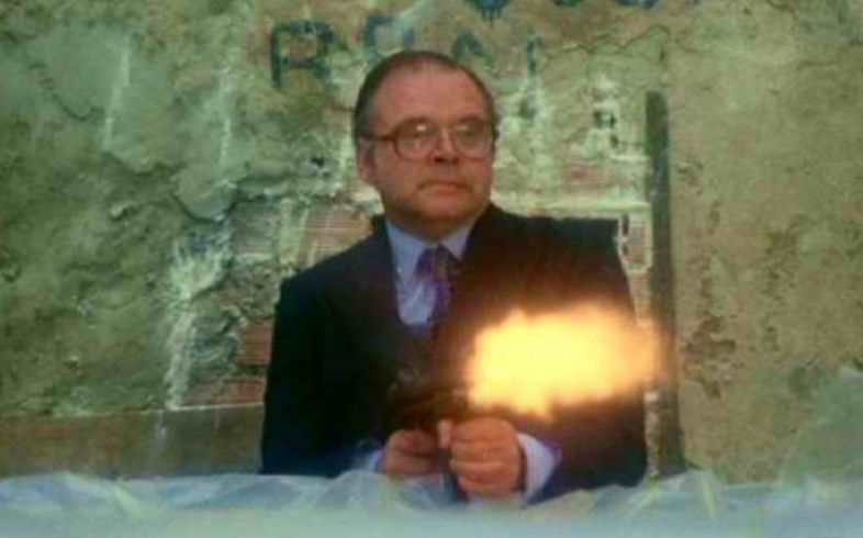 lucio fulci shooting a machine gun in luca il contrabbandiere